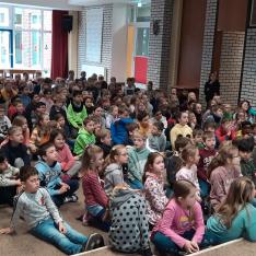 Alle Kinder warteten gespannt, wer geehrt wird.