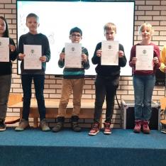Unsere Medailliensieger der Matheolympiade der Klassen 3 und 4 zeigen stolz ihre Urkunden.