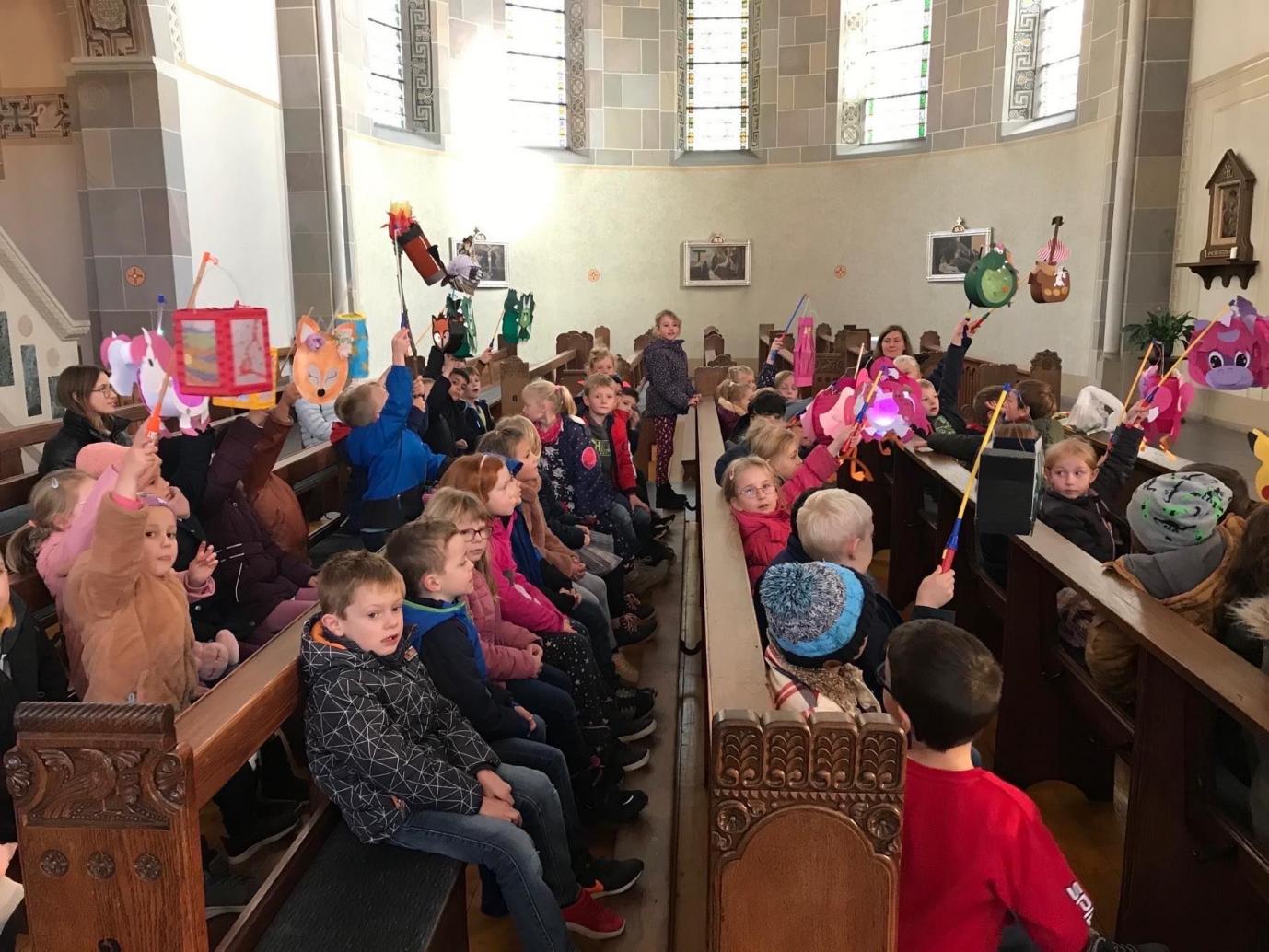 Sankt Martins Andacht der Erstklässler in der Kirche St. Michael