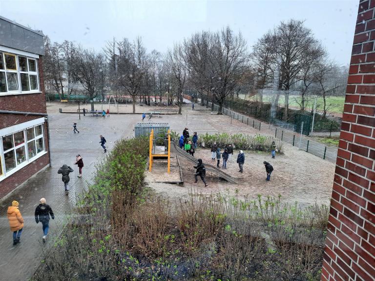 Unser Schulhof mit Rutsche