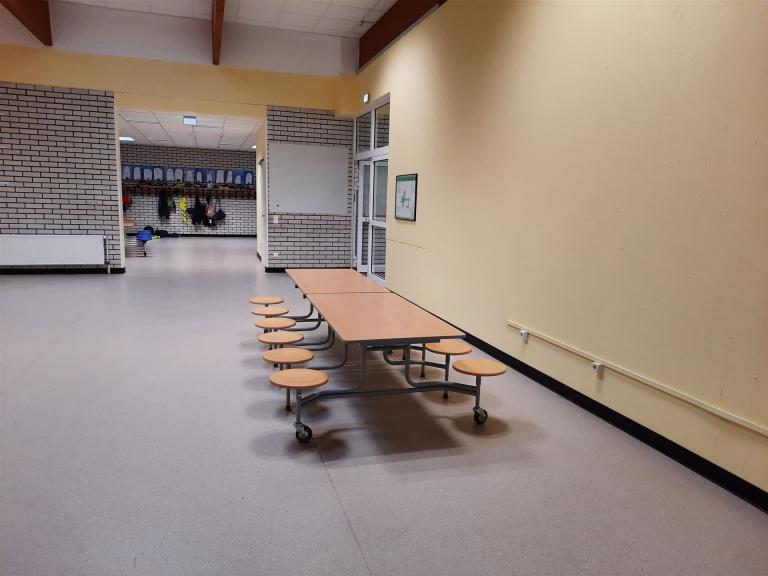 Gruppentische auf den Fluren